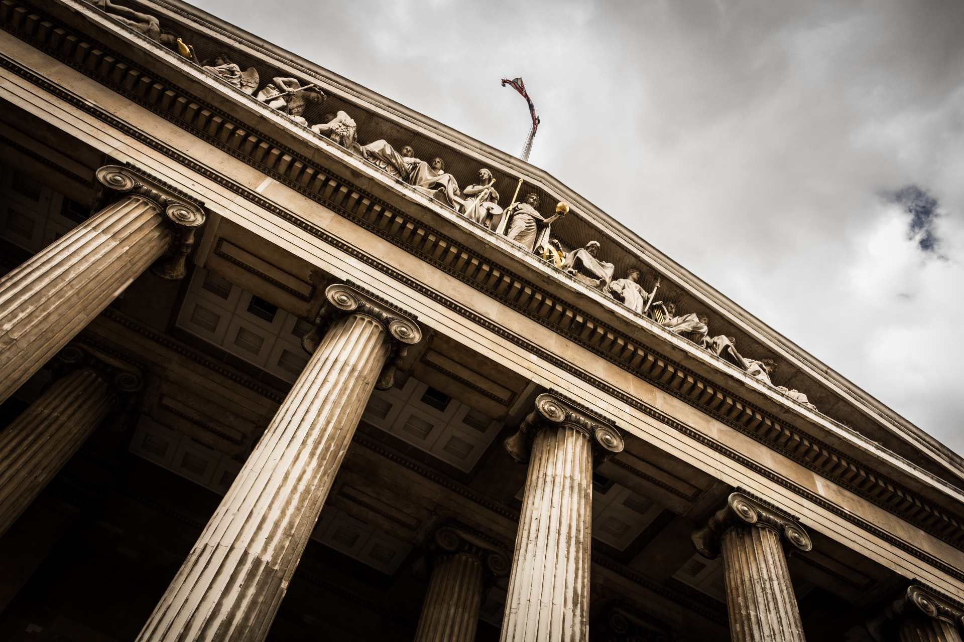 Façade monumentale d'un palais de justice
