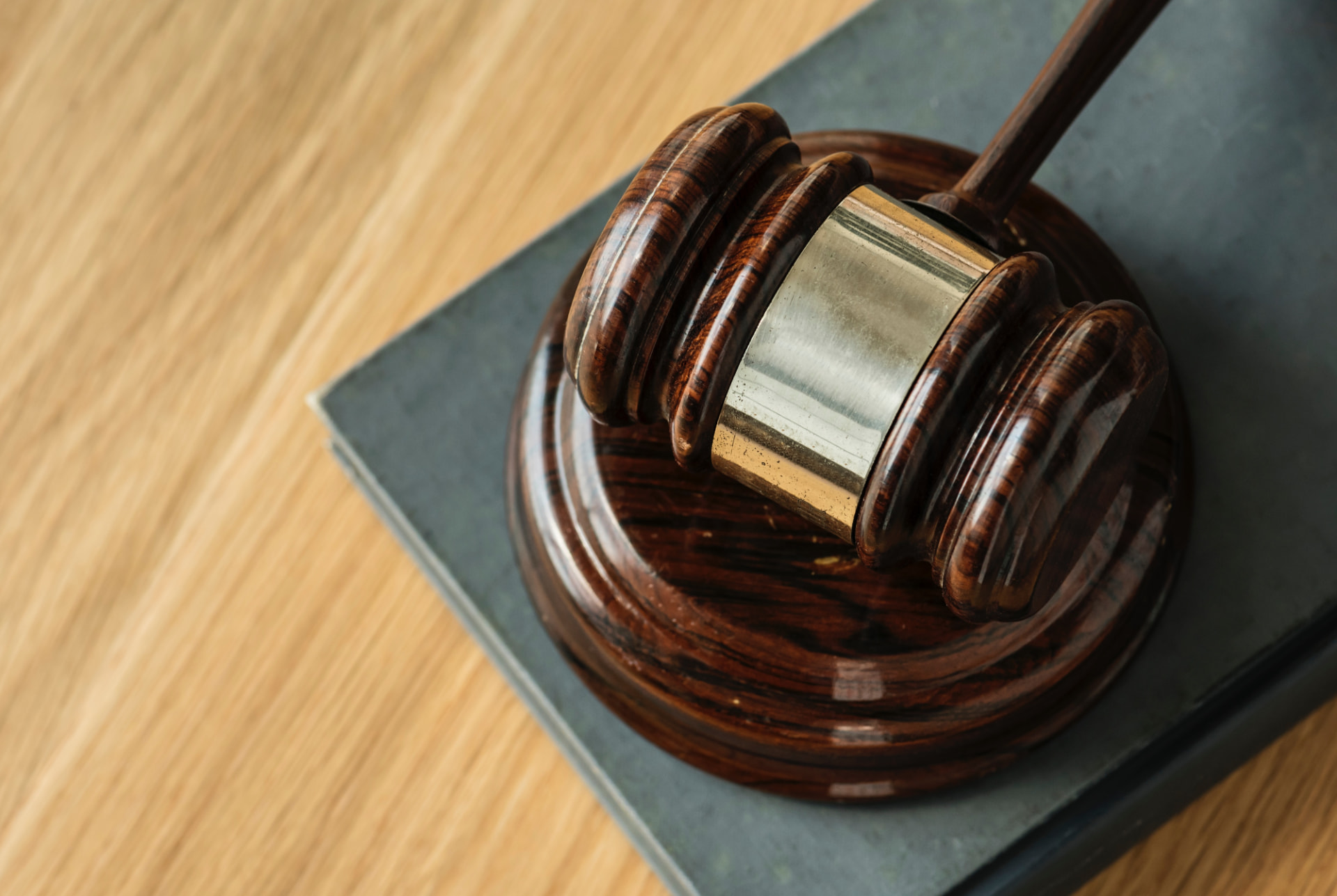 Marteau de juge posé sur un dossier juridique